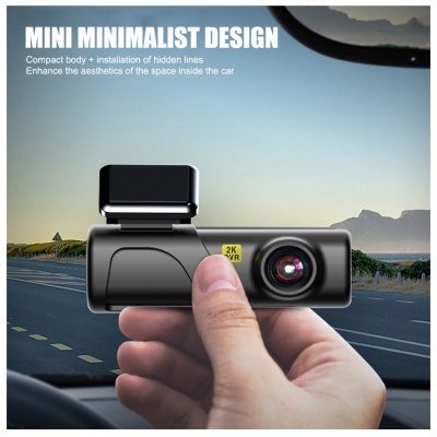 Câmara dashcam preta minimalista segurada por mão dentro de carro com estrada ao fundo