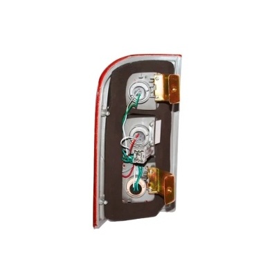 Luz traseira de automóvel com fiações e componentes internos visíveis