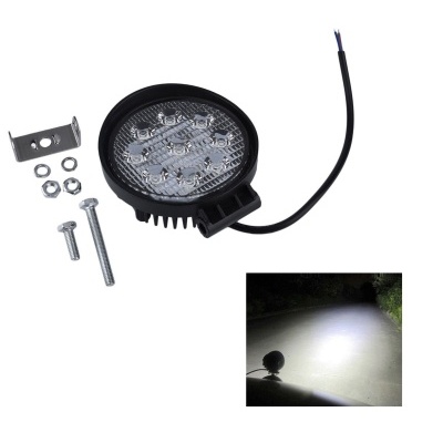 Luz redonda LED para veículo com acessórios metálicos e iluminação na estrada à noite