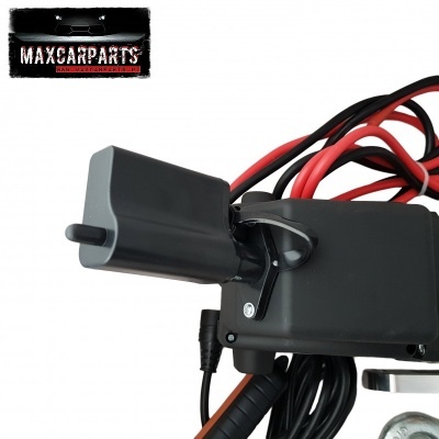 Peça automóvel preta com fios vermelhos e pretos e logótipo MAXCARPARTS