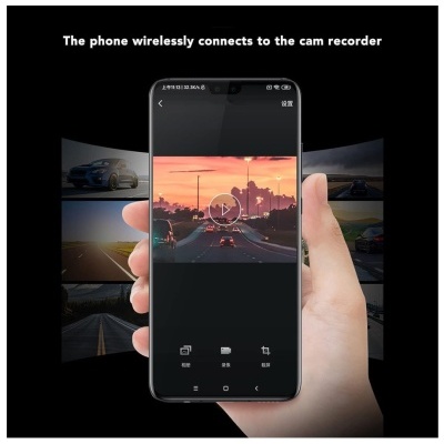 Smartphone preto com ecrã a mostrar imagem de estrada ao pôr do sol, texto em chinês e texto em inglês no topo.
