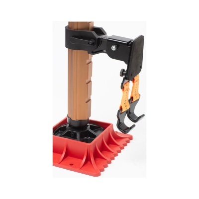 Suporte ajustável para poste com base vermelha e garfos pretos com detalhes laranja