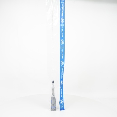 Antena metálica com base espiral prateada e cabo preto sobre fundo branco