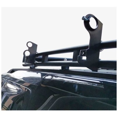 Suporte de tejadilho preto em metal num carro preto