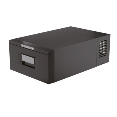 Impressora térmica preta com visor digital e entradas de ventilação lateral