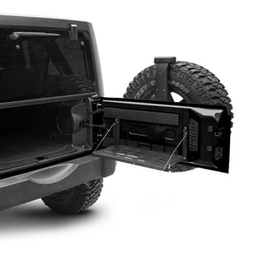 Porta traseira aberta de veículo 4x4 preto com pneu sobressalente e prateleira dobrável preta