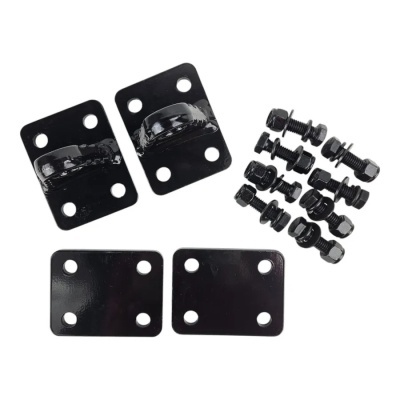 Conjunto de ferragens metálicas pretas com placas e parafusos