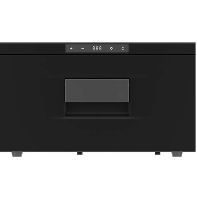 Impressora 3D preta com painel digital e compartimento frontal quadrado