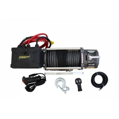 Guincho elétrico preto com cabo de aço e acessórios sobre fundo branco