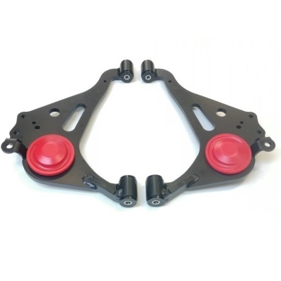 Par de braços de suspensão automóvel em metal preto com capuzes vermelhos