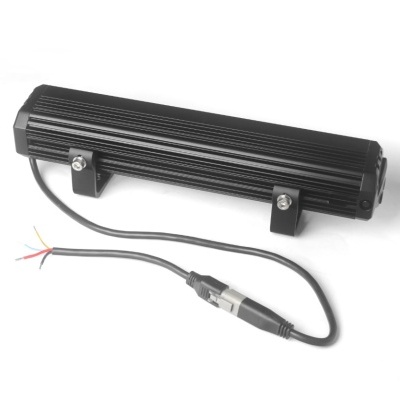 Luz LED retangular preta com suporte metálico e fios expostos