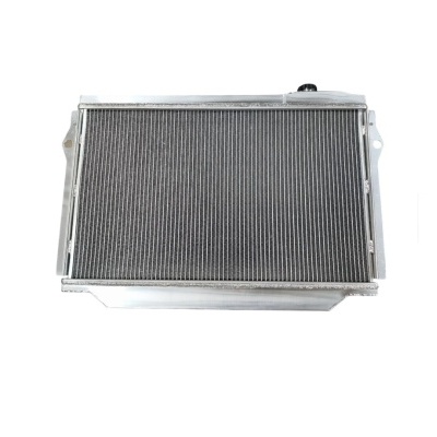 Radiador automóvel metálico com grelha cinza e estrutura prateada