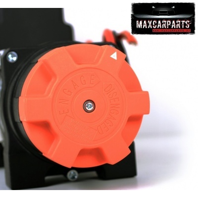 Peça automóvel com botão laranja e base preta com logótipo MAXCARPARTS