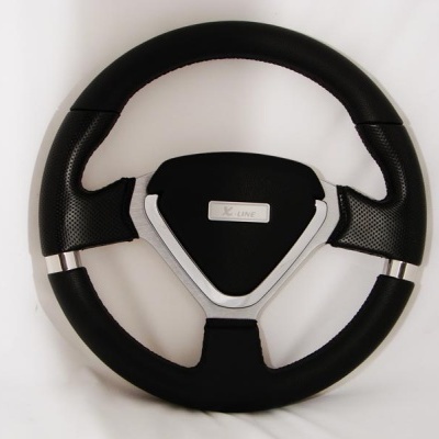 Volante preto com detalhes prateados e placa central 'Lione'