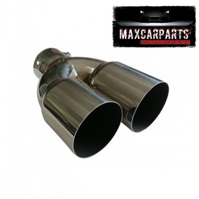 Peça automóvel cromada com duas saídas cilíndricas e logótipo MAXCARPARTS