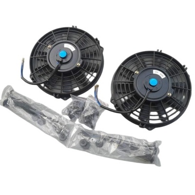 Dois ventiladores pretos com acessórios embalados em plástico