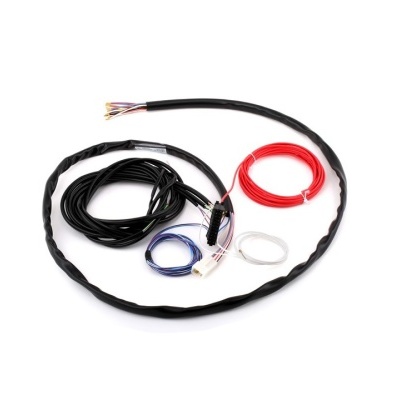 Conjunto de cabos coloridos com conectores e revestimento preto