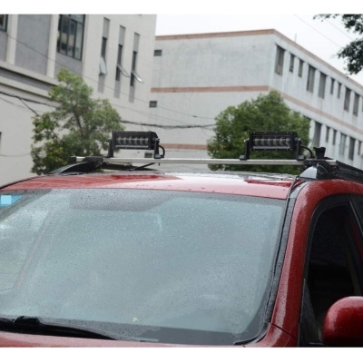 Veículo vermelho com barras de tejadilho e luzes LED no topo