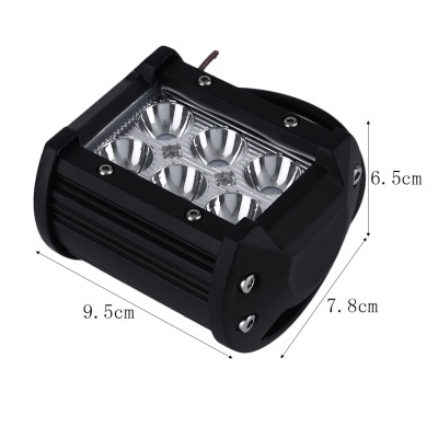 Luz LED preta com seis refletores e dimensões indicadas sobre fundo branco