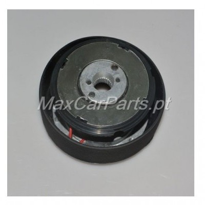 Peça circular metálica e preta para automóvel com orifício central sobre fundo cinza