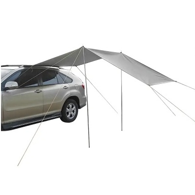 Toldo cinzento acoplado a carro prateado com varas e cordas de sustentação