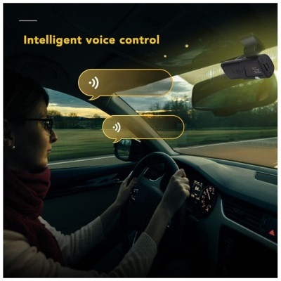 Interior de carro com motorista e dispositivo digital no espelho retrovisor