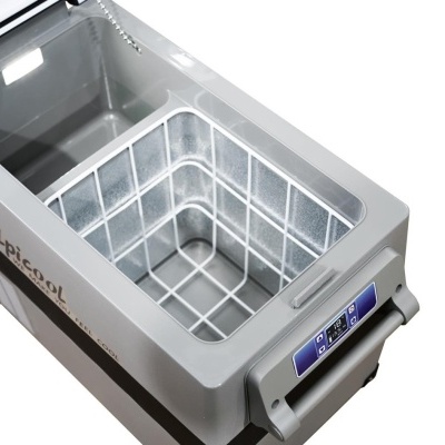 Congelador portátil cinza com interior metálico e painel digital azul