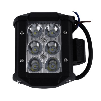 Luz LED retangular preta com seis LEDs visíveis e fios elétricos