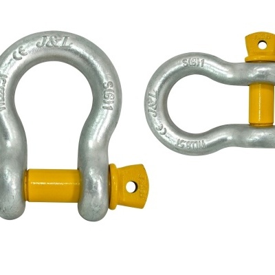 Manilhas metálicas prateadas com pinos amarelos e inscrições visíveis