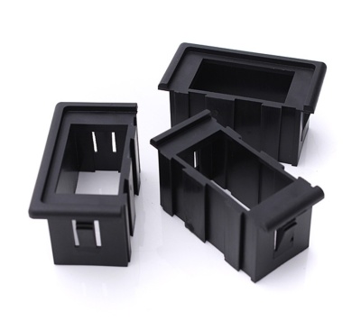 Três suportes retangulares pretos de plástico com aberturas, sobre fundo branco.