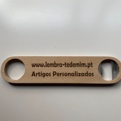 Abridor de garrafas em madeira