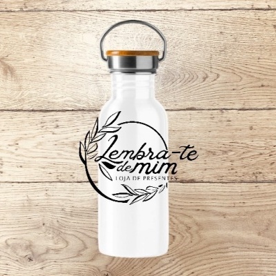 garrafa em aço inoxidável com tampa em bambu .