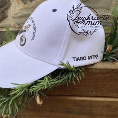 Boné branco bordado com texto 