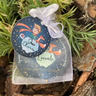 Magnético em MDF redondo com opção de bolsa de organza