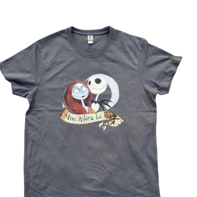 T-shirt cinzenta com ilustração colorida e texto 'Mim Adora Tu'