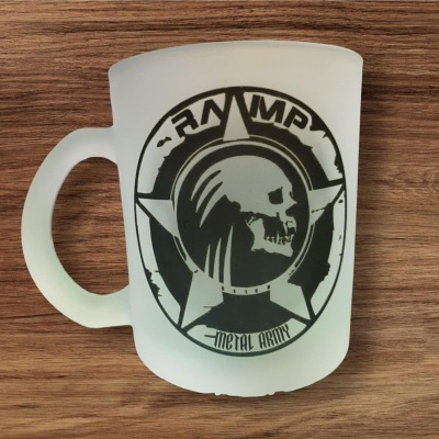 Caneca branca fosca com alça e desenho preto de caveira e estrela