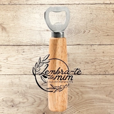 Abridor de garrafas em aço inoxidável com cabo de madeira natural
