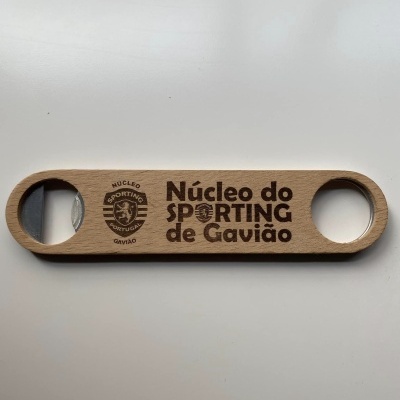 Abridor de garrafas em madeira