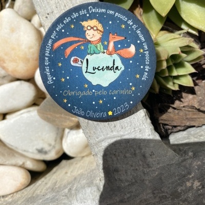 Magnético em MDF redondo com opção de bolsa de organza