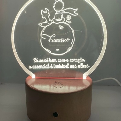 Luminária LED com base de madeira e placa acrílica iluminada com desenho e texto