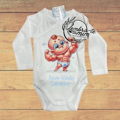 Body branco para bebé com estampa de bebé musculado e texto 'Bem-Vindo Salvador'