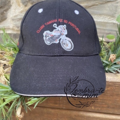 Boné preto com mota e texto do clube Yamaha Portugal