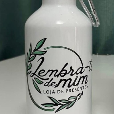 Garrafa metálica branca com tampa preta e mosquetão com texto Lembra-te de mim.