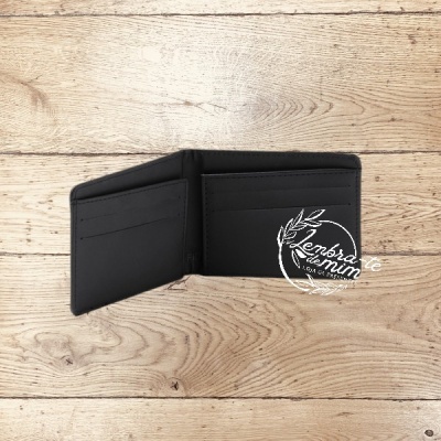 Carteira preta de pele aberta em madeira clara