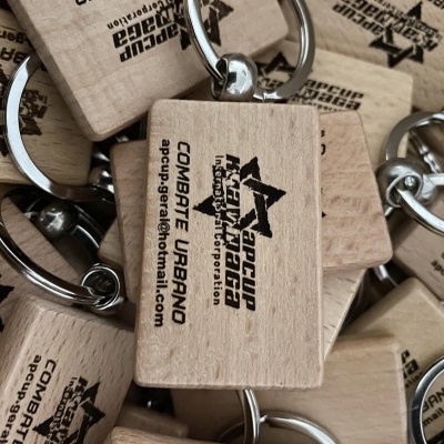 Porta-chaves retangular em madeira e metal