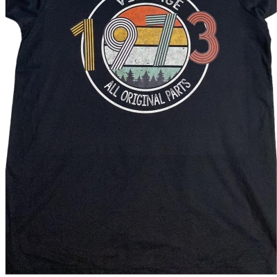 T-shirt preta com estampado vintage colorido