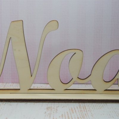 Decoração em madeira com texto 'Noa' em base retangular