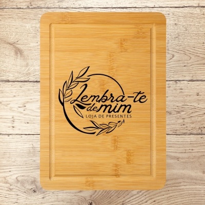 Tábua de cortar de bambú com perfil coleta líquidos