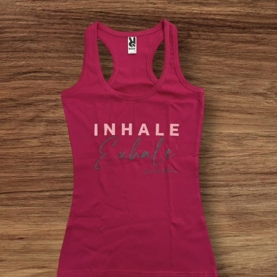 Camisola de alças vermelha com texto INHALE Exhale estampado
