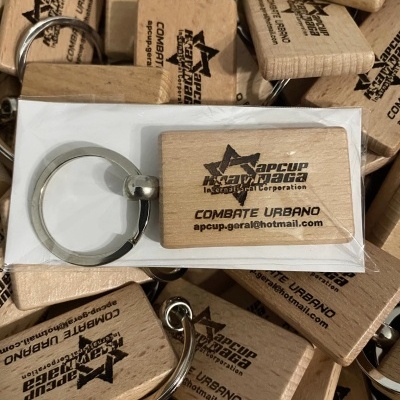 Porta-chaves retangular em madeira e metal